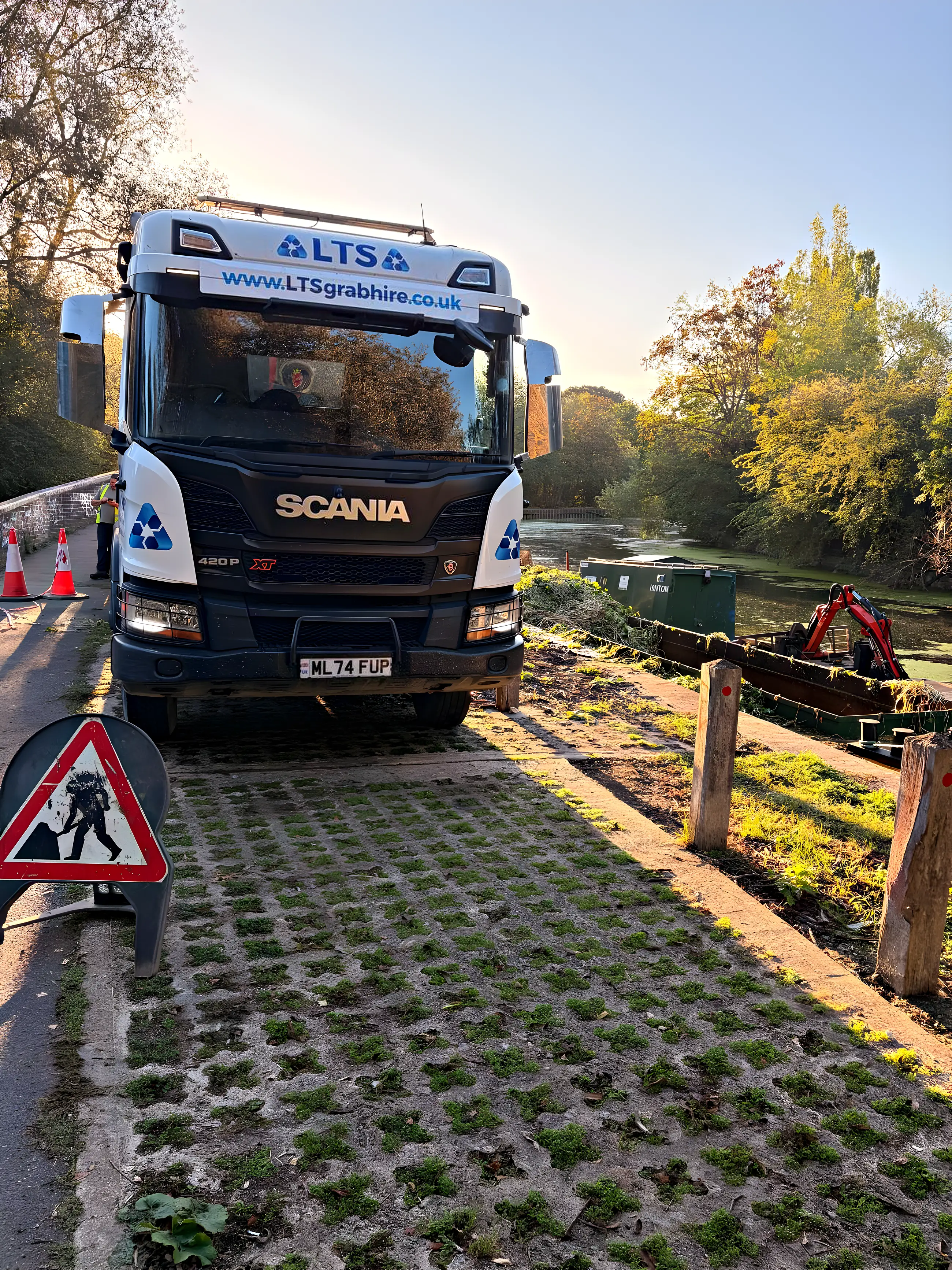 The eight-wheel Scania grab lorry head on, on a towpath job