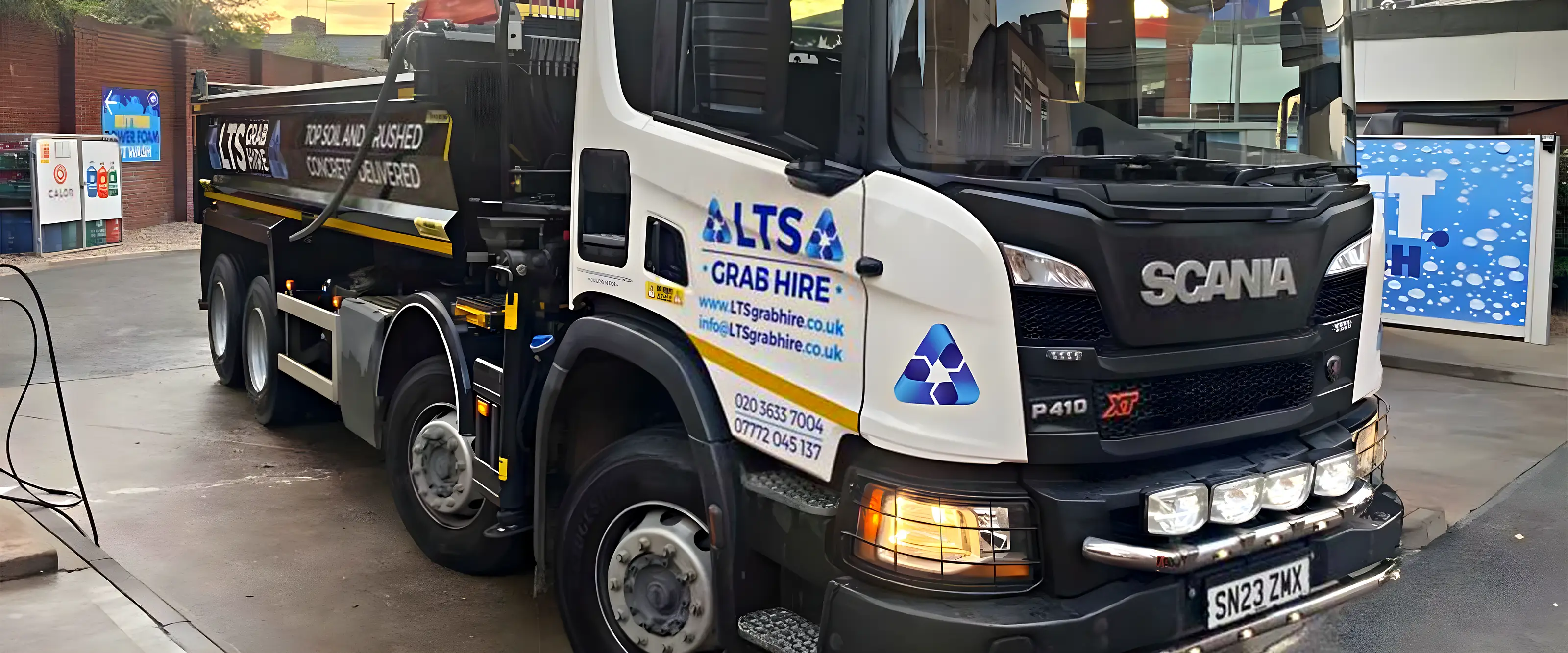 A grab lorry at the yard in the evening light